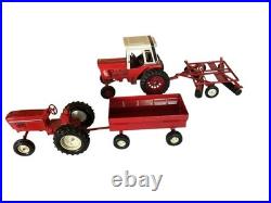 VTG ERTL International Harvester 1586 Tractor Hay Wagon Tractor Cab Disc Plow