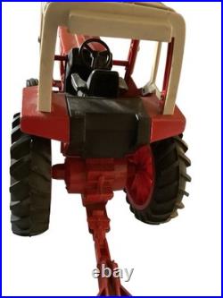 VTG ERTL International Harvester 1586 Tractor Hay Wagon Tractor Cab Disc Plow