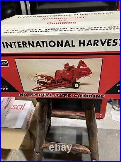 Very Rare INTERNATIONAL #82 Pull-type Combine For A TRACTOR 1/16 MIB IH Resin