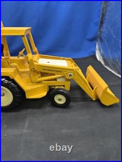 Vintage 1970 ERTL CO. International Harvester Backhoe 1/16 Metal Good Condition