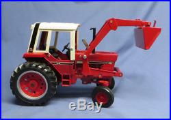 Vintage Ertl IH International Harvester 986 Diecast Tractor 1/16 with Cab & Loader