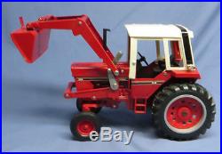 Vintage Ertl IH International Harvester 986 Diecast Tractor 1/16 with Cab & Loader