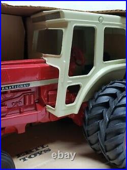 Vintage International Farmall 1466 Tractor With Duals And Cab 1/16 Scale By Ertl