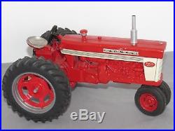 Vintage International Harvester FARMALL 560 CUSTOM Tractor with Fast Hitch 1/16