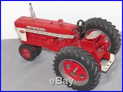 Vintage International Harvester FARMALL 560 CUSTOM Tractor with Fast Hitch 1/16