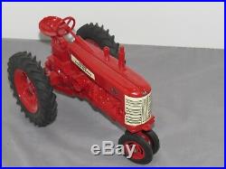 Vintage International Harvester IH Farmall Tractor 450 Ertl 1/16 Toy 1957 red st